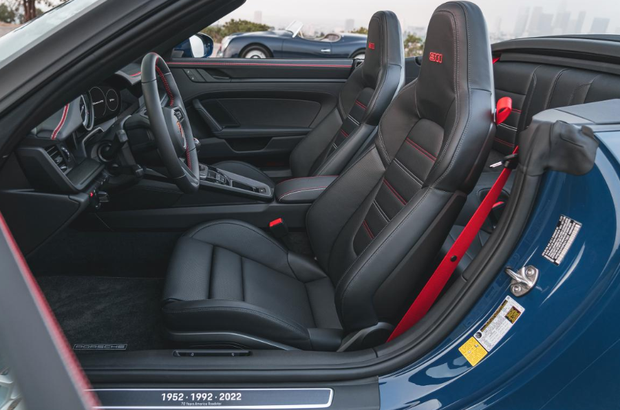 2023 Porsche 911 GTS cabriolet Interior